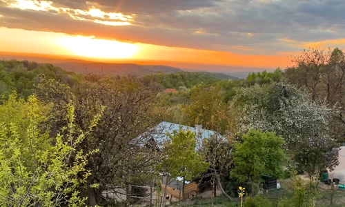Apusul văzut de la casa din deal