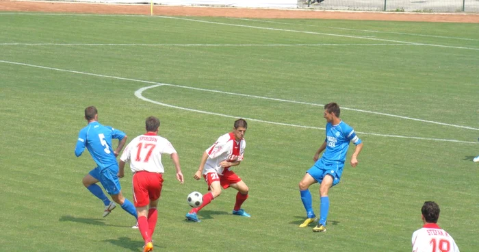 Jucătorii botoşăneni au căutat în permanenţă mingea