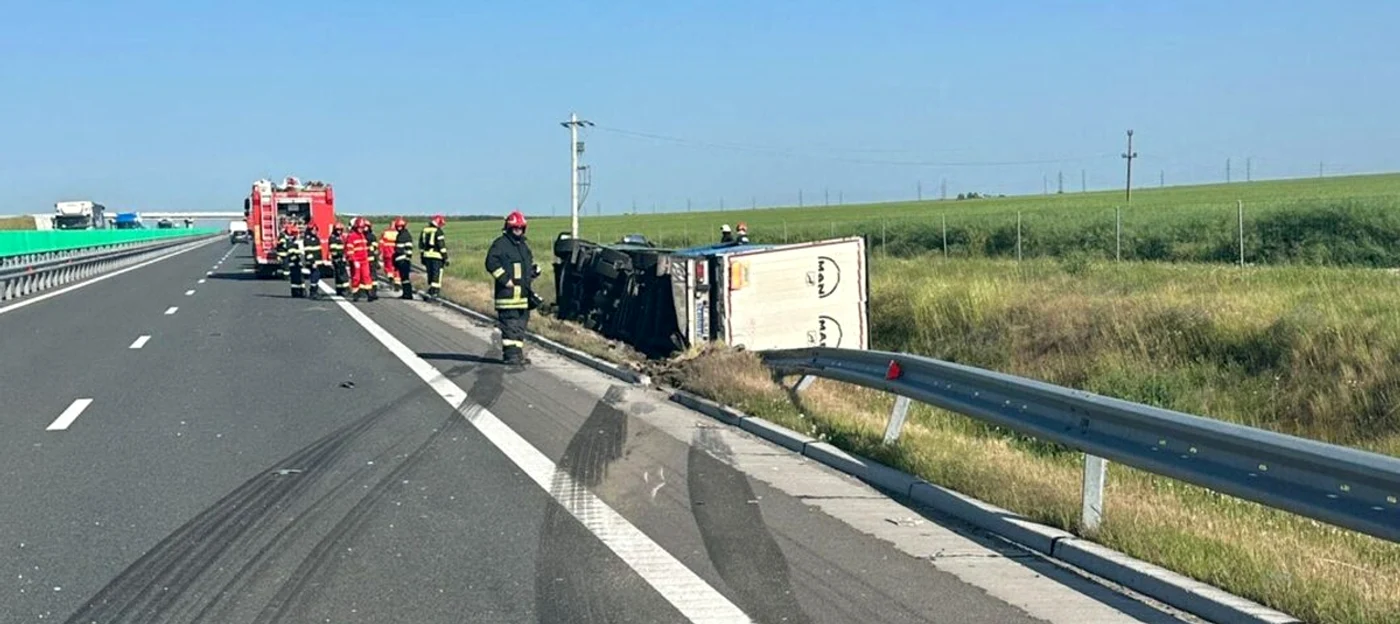 După ce a acroşat o maşină, TIR-ul s-a răsturnat în afara carosabilului. FOTO: Facebook