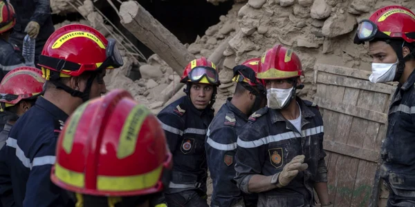 Echipe de salvare intervin după cutremurul din Maroc Foto EPA EFE jpg