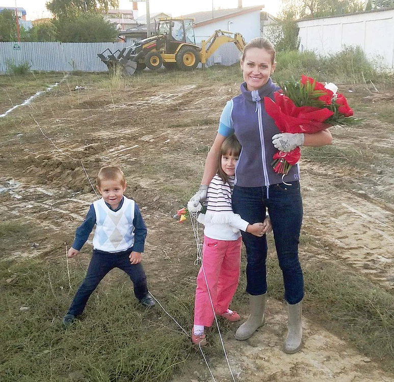 
    Cristina a muncit pe rupte  pe șantier, de dragul  celor doi copii, Selena  (5 ani) și Ianis (4 ani)  