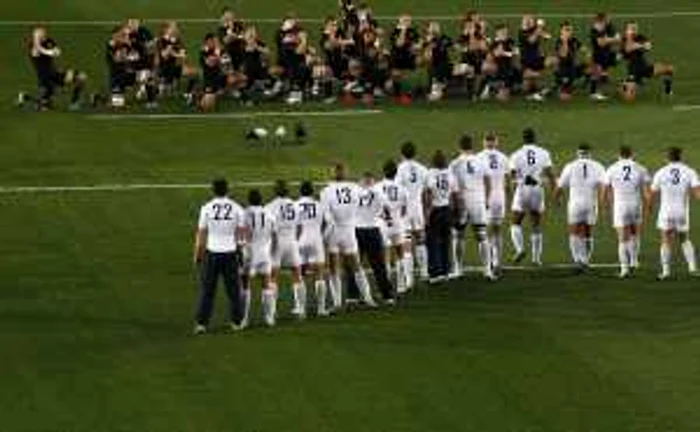Francezii au depăşit linia de centru în momentul în care All Blacks făceau Haka * Foto: Reuters