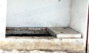 Eleva a murit după ce placa  de beton care acoperea  fosa septică s a prăbuşit jpeg