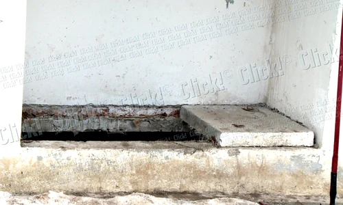 Eleva a murit după ce placa de beton care acoperea fosa septică s a prăbuşit jpeg