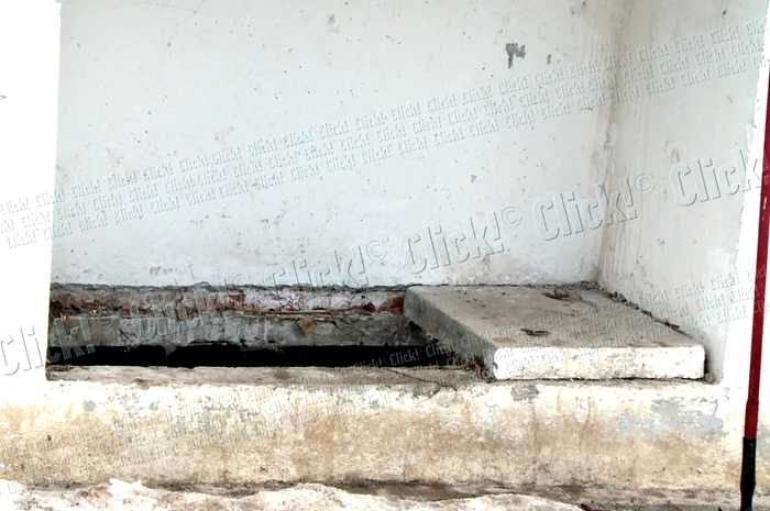 Eleva a murit după ce placa  de beton care acoperea  fosa septică s-a prăbuşit