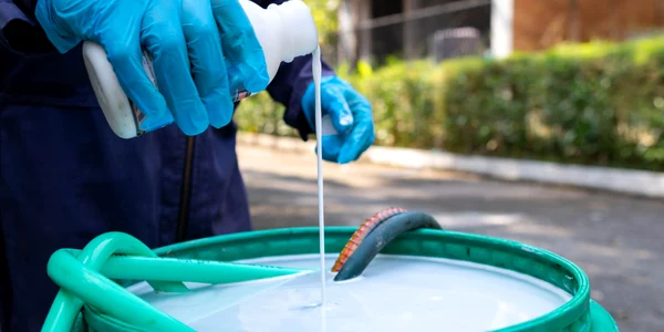 preparare pesticide, insecticide shutterstock 2290749763 jpg