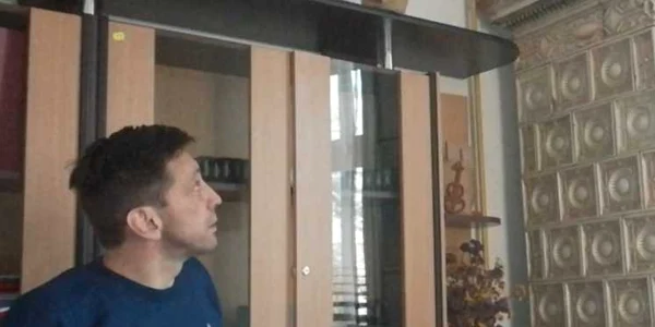 Directorul Palatului Copiilor din Râmnicu Vâlcea şi soba de trei secole făcută la Viena cu foiţă de aur Foto Daciana Stoica