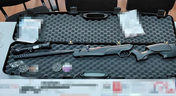 Armă cu aer comprimat descoperită pe aeroportul Cluj FOTO: Poliția de frontieră