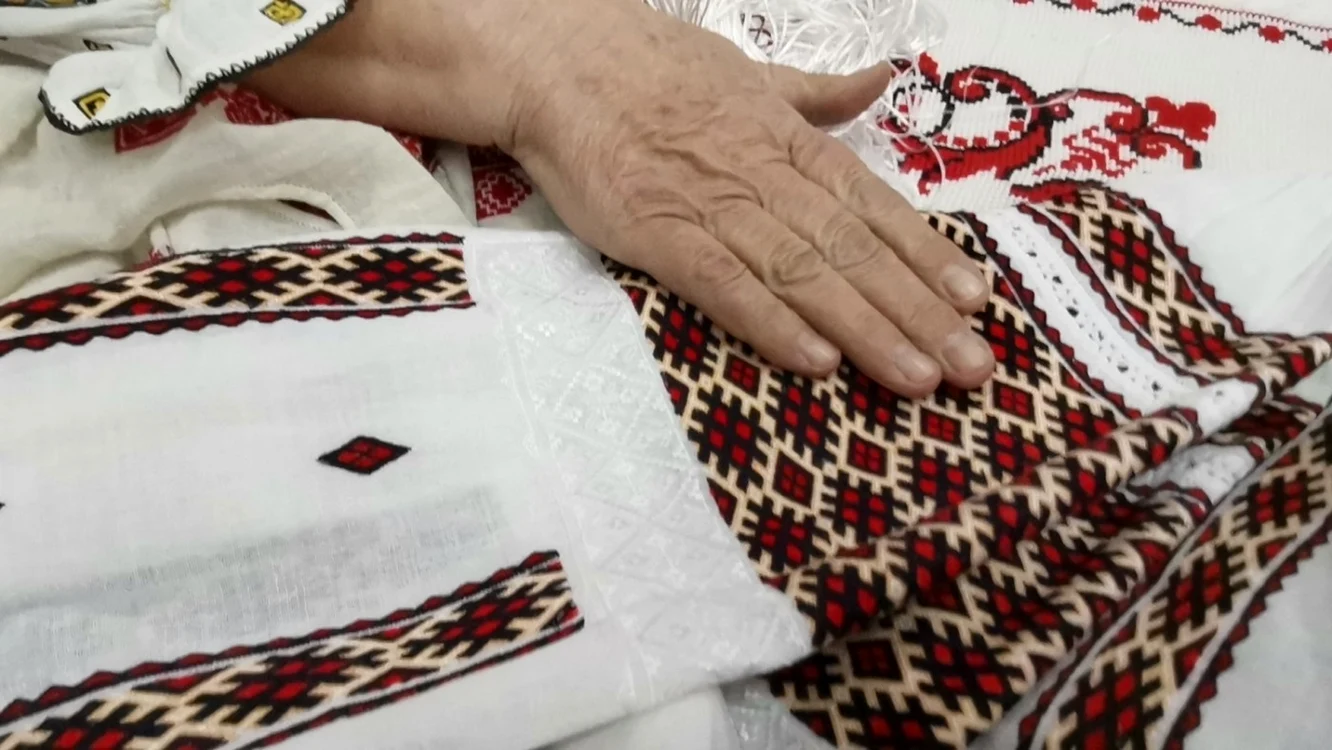 Meşterul Olga Filip spune că nu ar putea vinde, indiferent de preţ, această cămaşă FOTO: Alina Mitran