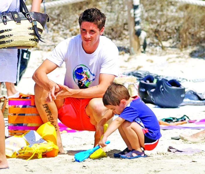 După bălăceală, s-a jucat în nisip cu băiatul unor prieteni