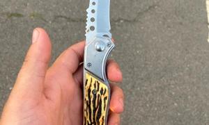 Cuțit FOTO Jandarmeria București 