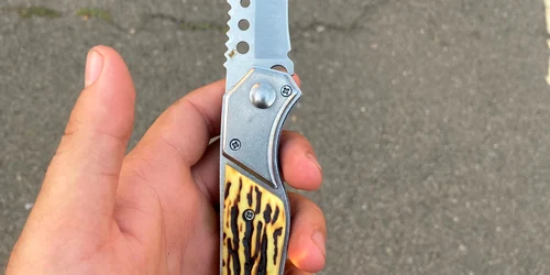 Cuțit FOTO Jandarmeria București 