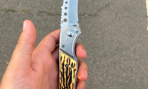 Cuțit FOTO Jandarmeria București 