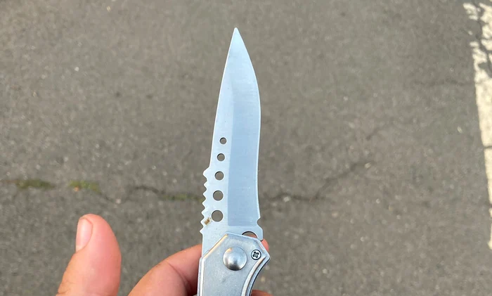 Cuțit FOTO Jandarmeria București 