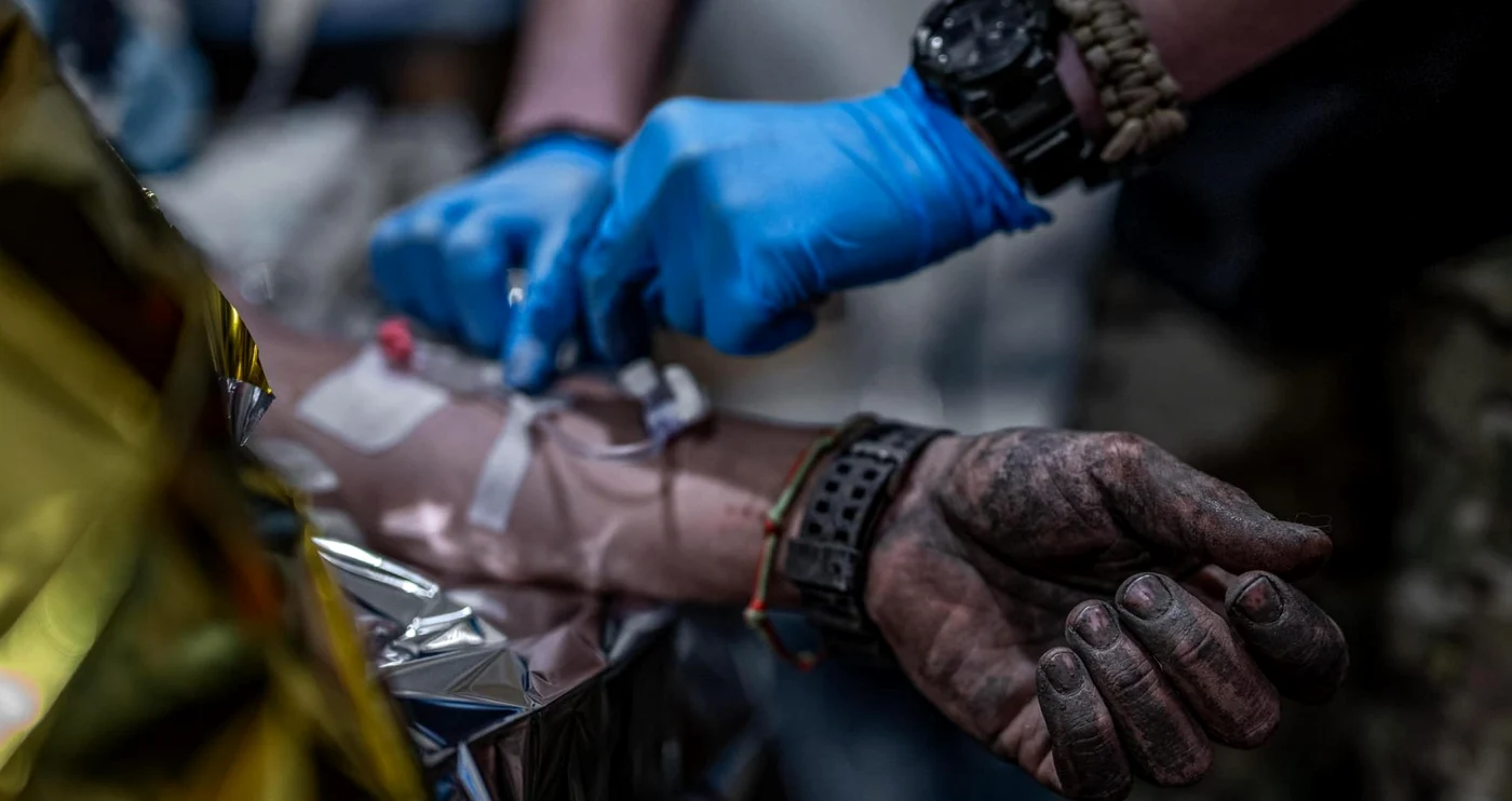 Medicii ucraineni din prima linie încearcă zi și noapte să salveze viețile soldaților FOTO Twitter 