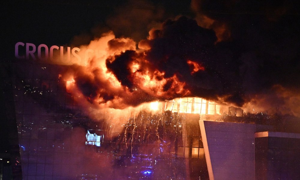 Atacul terorist de la sala de concerte din Moscova. Martorii au crezut la început că împușcăturile fac parte din spectacol. Copiii au fugit în rochii de bal