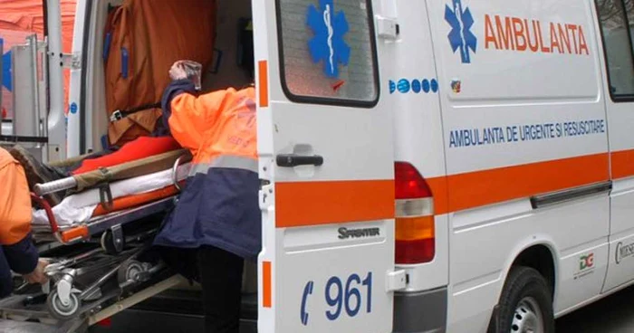 Minorii au fost transportaţi la spital cu ambulanţa FOTO: adevarul.ro