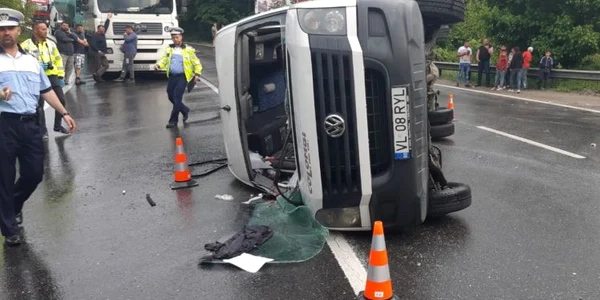 Accidentul de pe DN 7 - E 81  Bujoreni - Vâlcea microbuz plin cu pasageri răsturnat Foto Adevărul