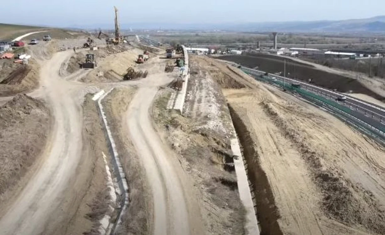 Şantierul din zona alunecării de teren de la Oiejdea. Foto: captură video Youtube