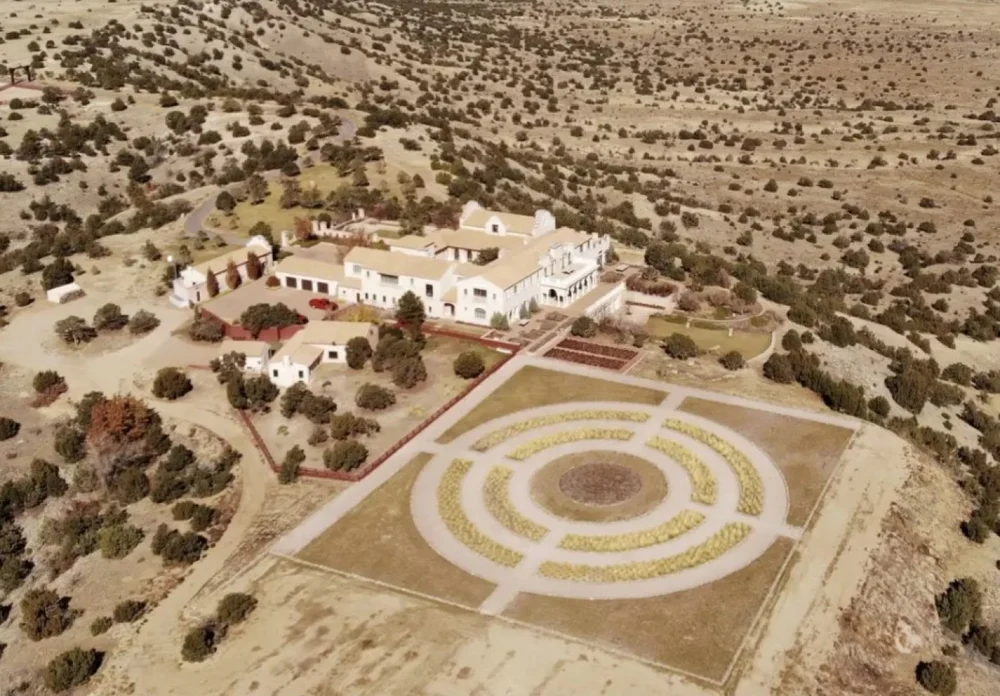 Noi detalii tulburătoare despre ferma lui Epstein din New Mexico: ar fi ordonat îngroparea a două femei lângă proprietate