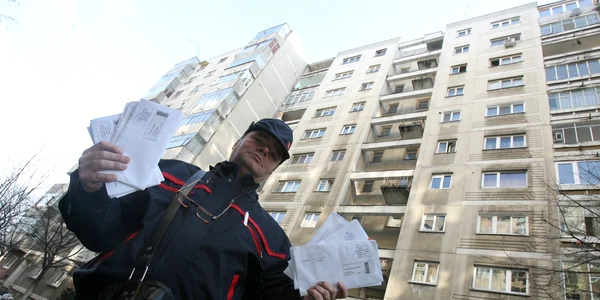 Poştaşul avea alături de scrisori şi banii de pensii Arhivă