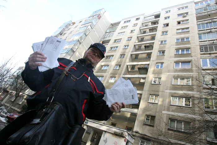 Poştaşul avea alături de scrisori şi banii de pensii Arhivă