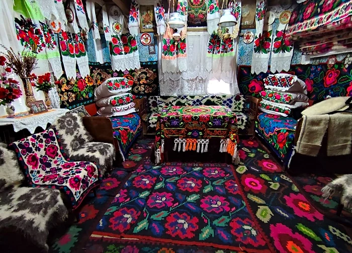 Casa, „pomul de oale” din Maramureș (foto : Teofil Ivanciuc)