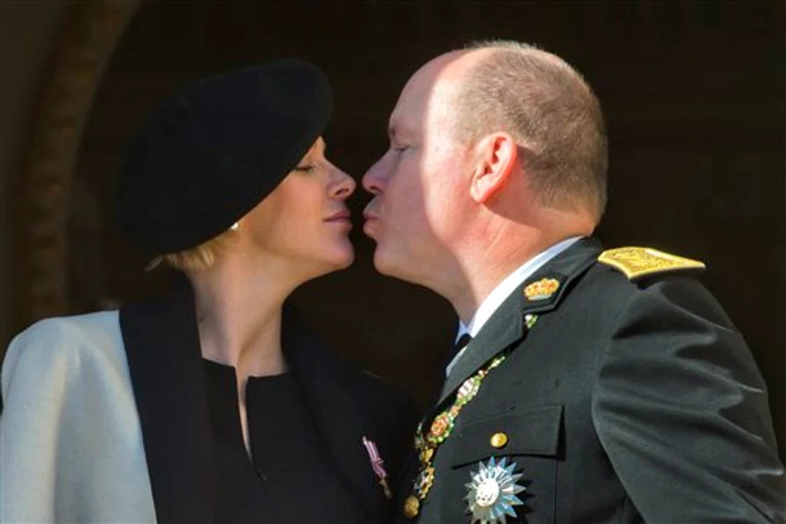 printesa charlene si albert monaco kiss jpeg
