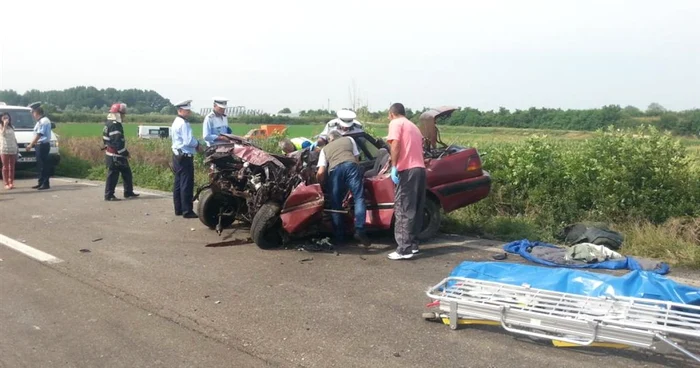 Din autoturismul Daewo Espero nu a mai rămas nimic FOTO Tion.ro