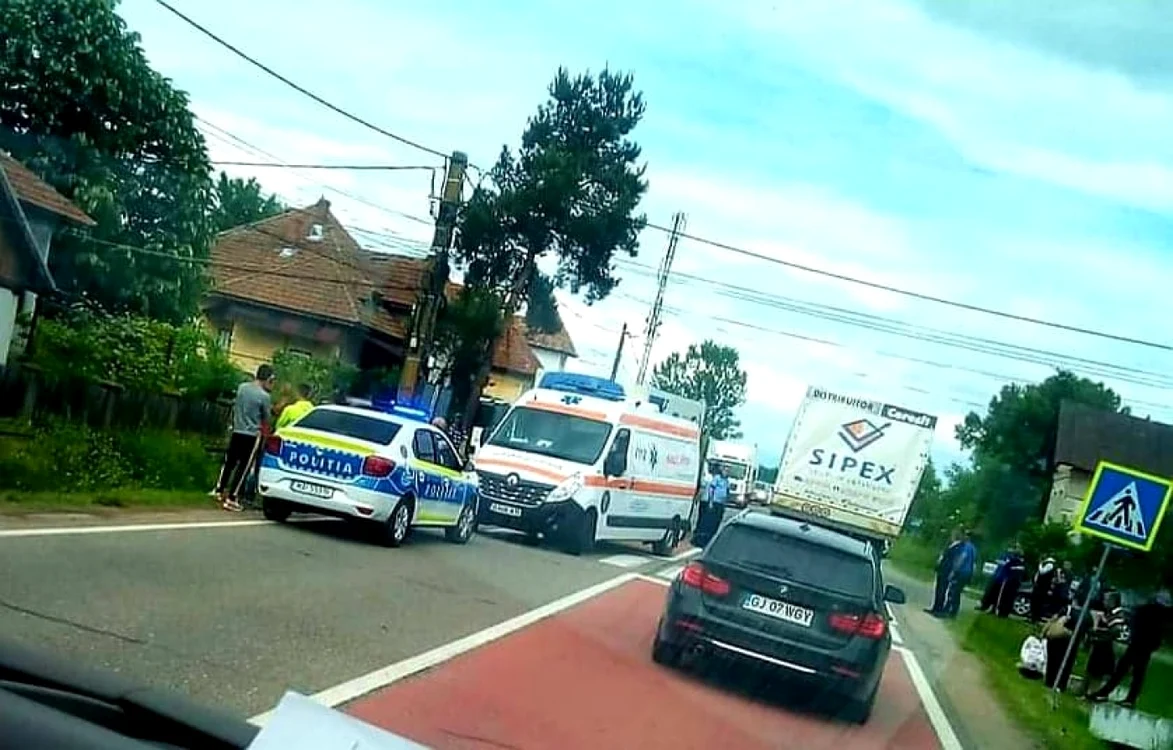 Femeia a fost lovită de autocamion