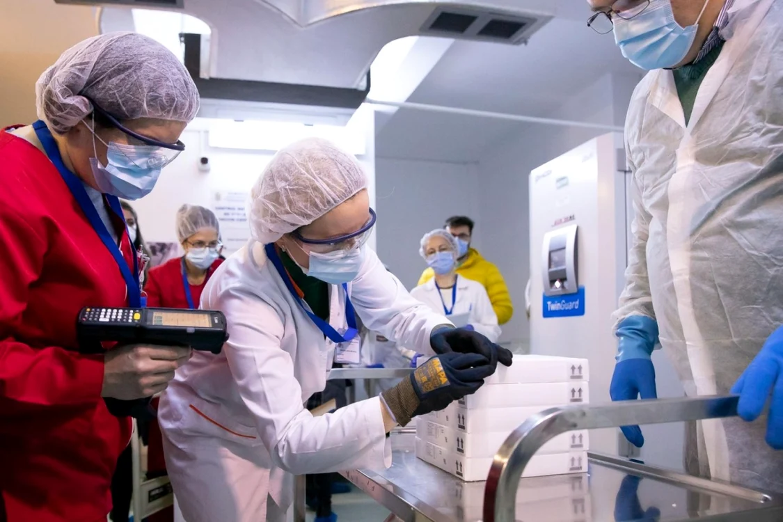 Experţii Institutului Cantacuzino gestioneazp acum şi vaccinurile anti-COVID FOTO Institutul Cantacuzino