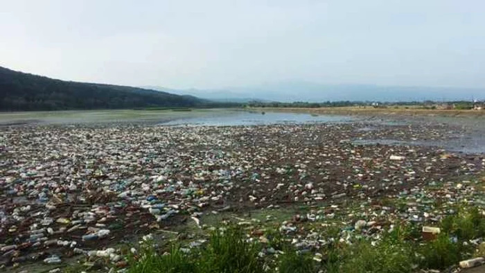 Cele două baraje din apropierea municipiului Târgu Jiu sunt poluate cu deşeuri