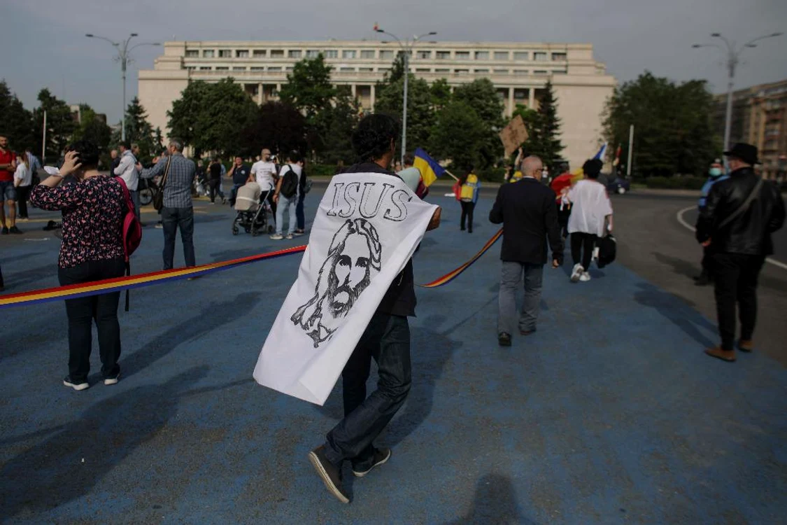 Protestatarii anti-coronavirus au purtat tot felul de afișeFoto: Inquam Photos / George Calin