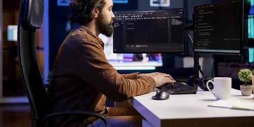 Programator in it  Foto Freepik com jpg