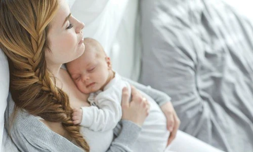 De ce este bine să îţi ţii bebeşulul în braţe pe partea stângă jpeg