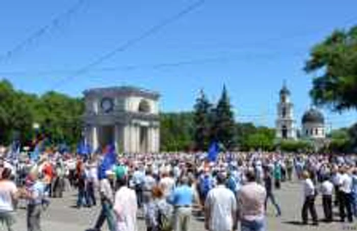 Mulţimea de oameni adunată în zona Pieţei Marii Adunări Naţionale duminică, 7 iunie, s-a împărţit în două tabere izolate prin coloane de poliţişti. FOTO: europalibera.org