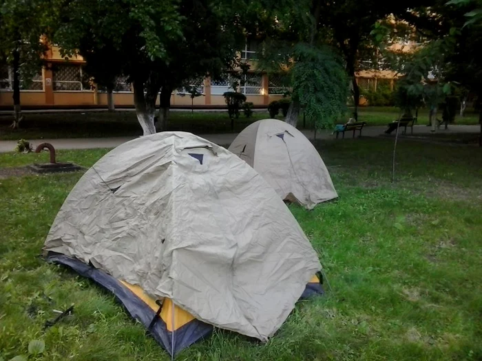 Studenţii protestează cu cortul în faţa căminelor C şi D din Grozăveşti   FOTO: Cosmin Cîrciumaru/ASUB