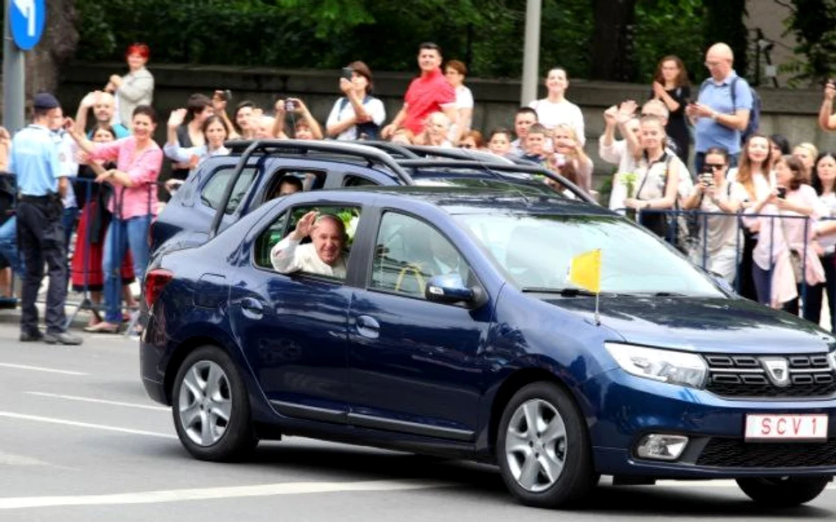Dacia cu care a circulat Papa în România