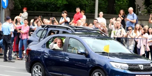 Dacia cu care a circulat Papa în România