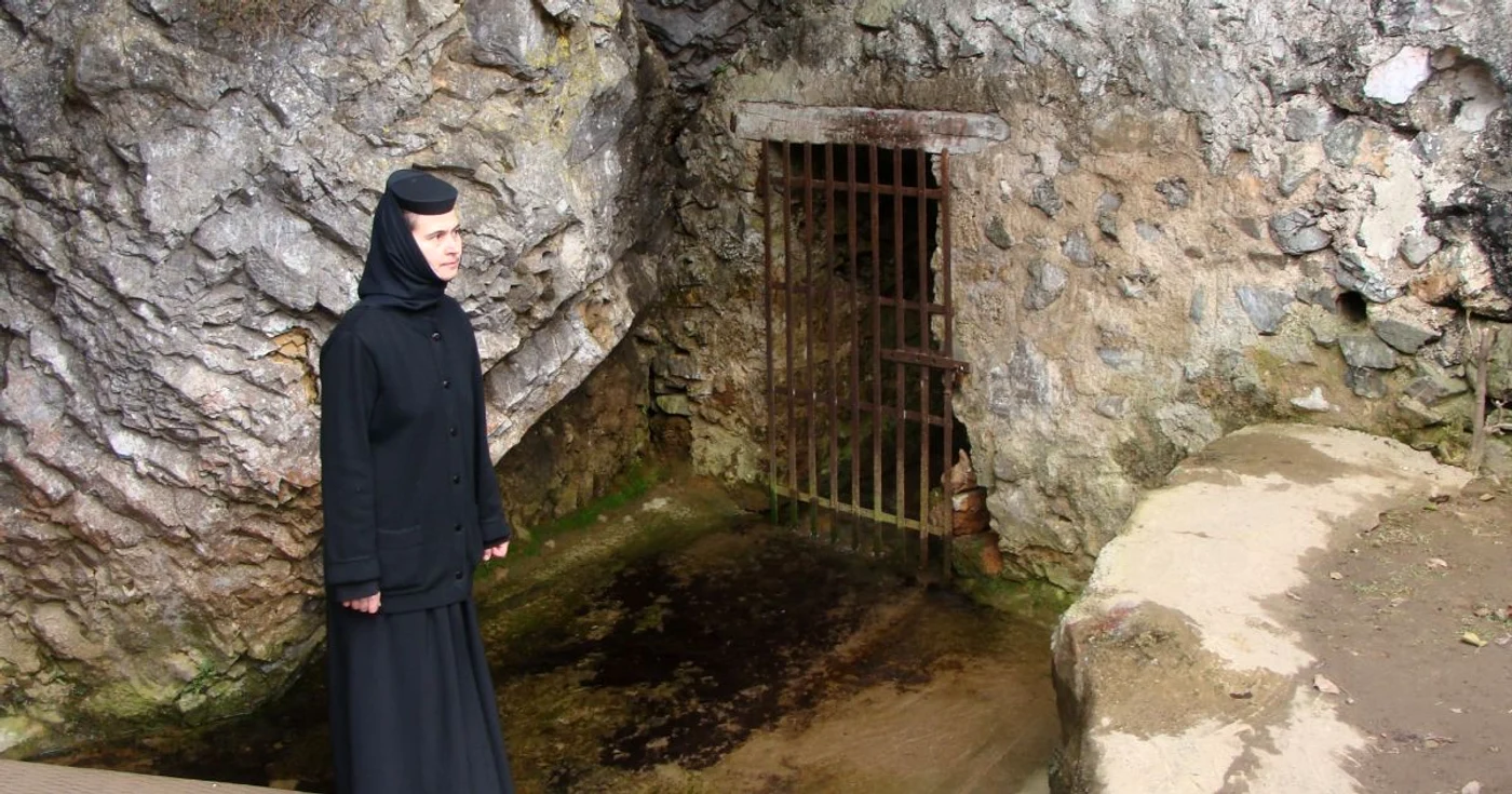 Maica Maria în faţa intrării în peştera în care a fost ascuns tezaurul României 