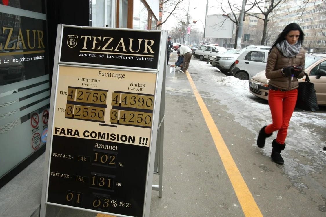 Apetitul mare al investitorilor pentru titlurile de stat româneşti au apreciat leul, iar cursul de schimb a coborât sub pragul de 4,4 lei/euro FOTO Marian Iliescu