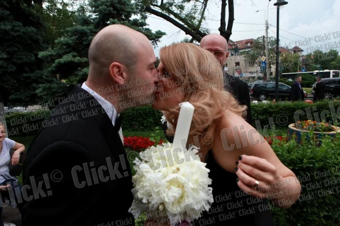 Florin Dumitrescu şi Cristina Sima s-au căsătorit la Mănăstirea Caşin din Capitală. (Foto: Roberto Sălceanu)