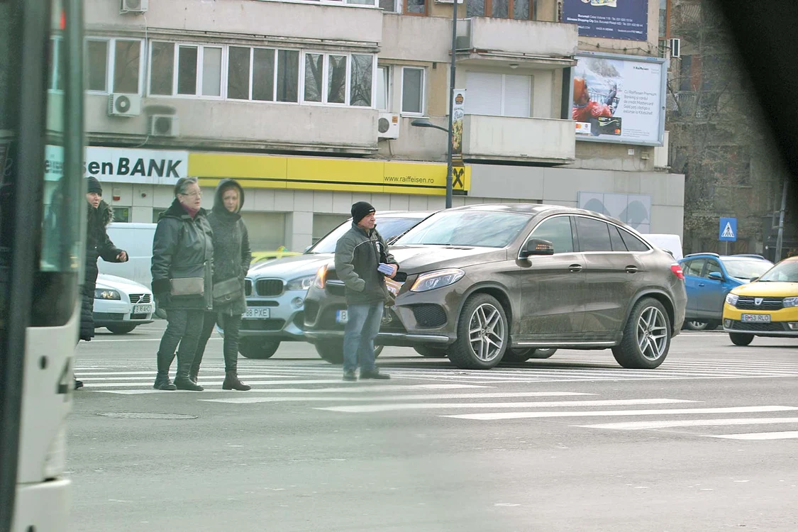 Bolizii au fost parcaţi ilegal  în mijlocul intersecţiei