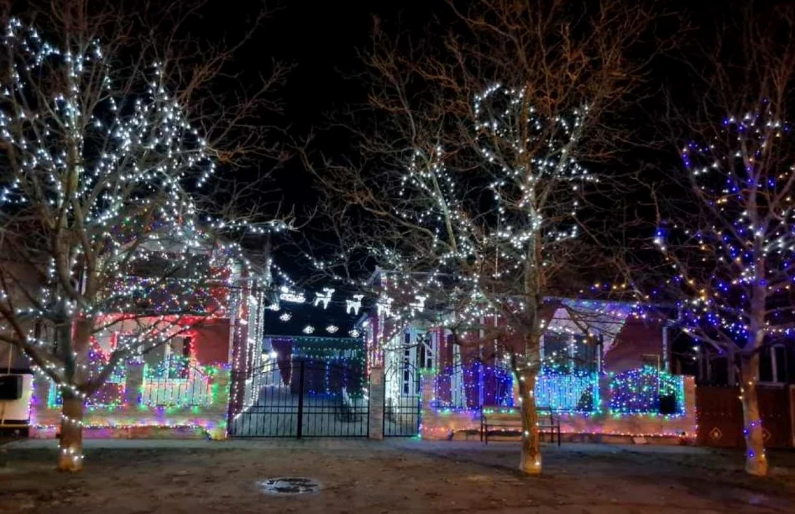 Locuinţa este împodobită cu mii de beculeţe colorare. Foto: captură video