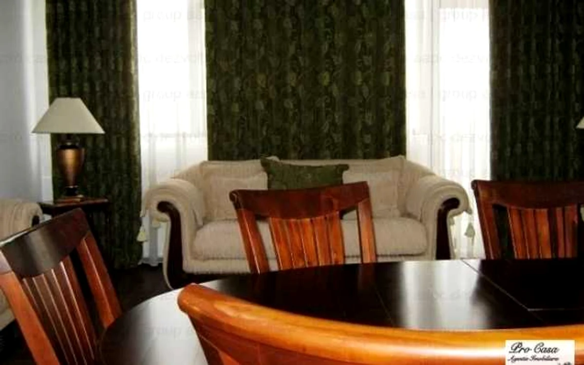 Camerele sunt mobilate cu mobilier masiv. FOTO: imobiliare.ro