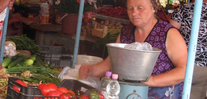 Gospodinele se aprovizionează din piaţa centrală
