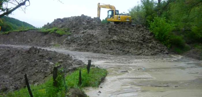 La Jitia de Jos alunecările de teren au stricat drumul