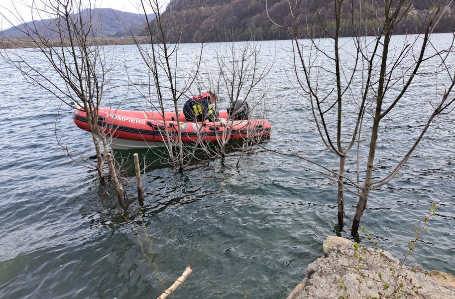 Pompier dispărut în Lacul Siriu, după ce s-a răsturnat cu hidrobicicleta. Este căutat cu un scanner acvatic de ultimă generație