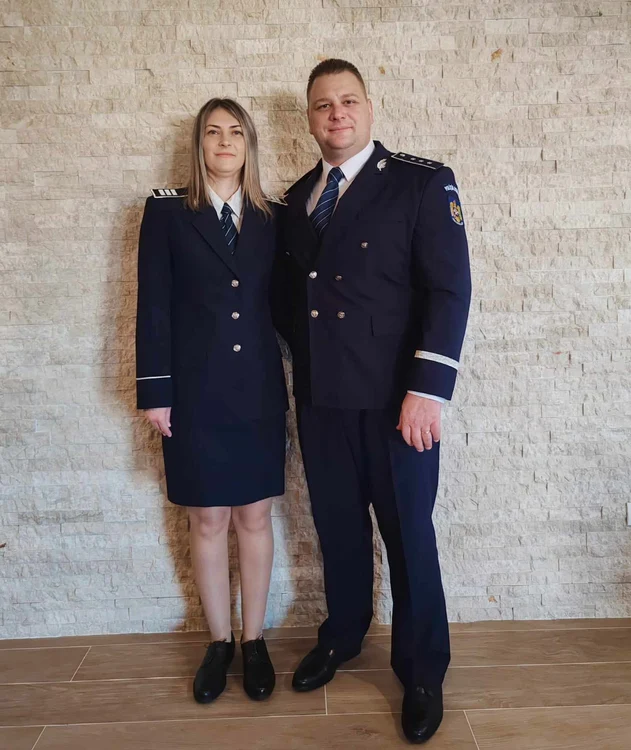 Florin cu soția Carmina, în uniformă de polițiști SURSA Arhiva personală