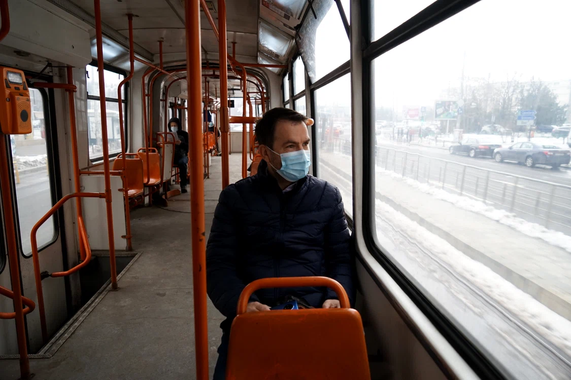 
    Ministrul Transporturilor, Cătălin Drulă, a venit la Guvern cu tramvaiulfoto: Inquam  